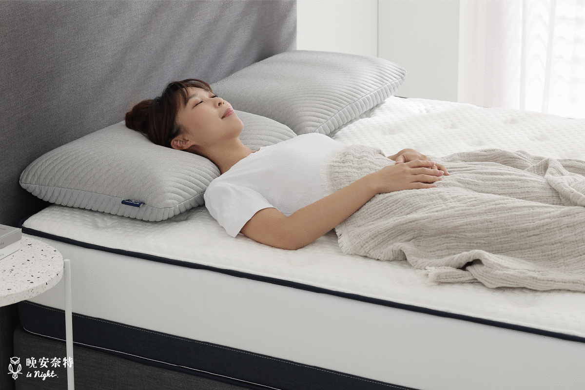 採用親水枕芯打造的鬆鬆枕，柔軟Q彈，穩定支撐，
特別選用67公分的寬廣枕面，想怎麼翻身都可以