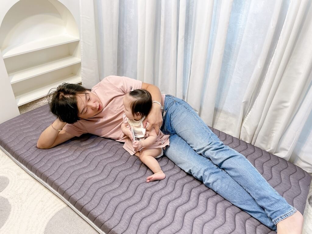 薄床墊除了能休息外，也能防止小孩跌倒。