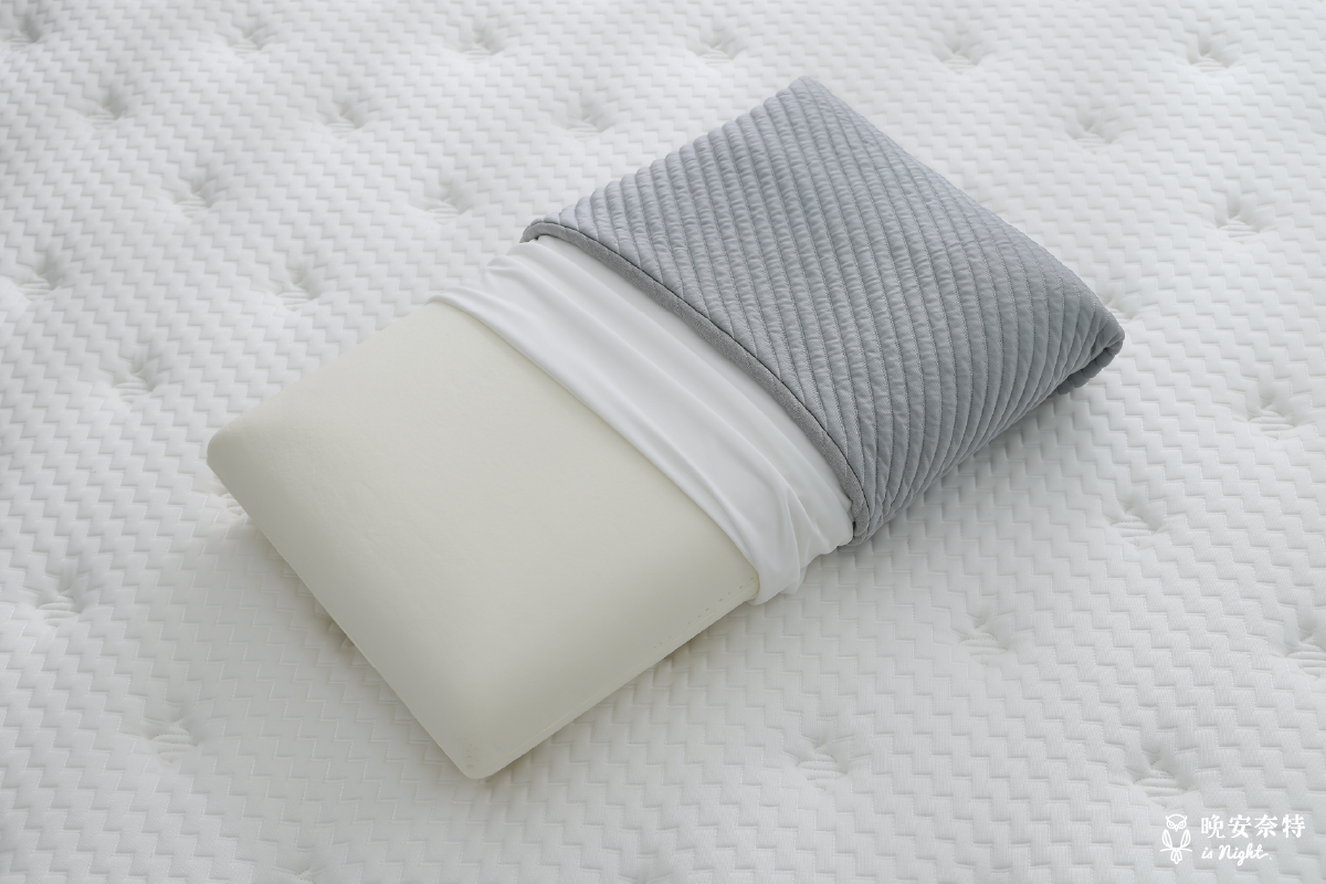 白色的布套是鬆鬆枕的內襯，提供枕芯基本的防塵與保護，不建議拆下喔！