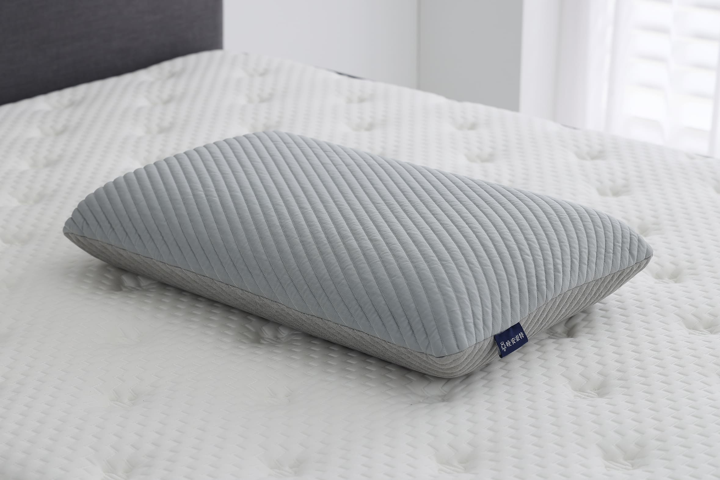 晚安奈特「雙重鬆鬆枕」，便是製成經典的麵包枕形狀，仰睡和側睡都能舒適好眠！