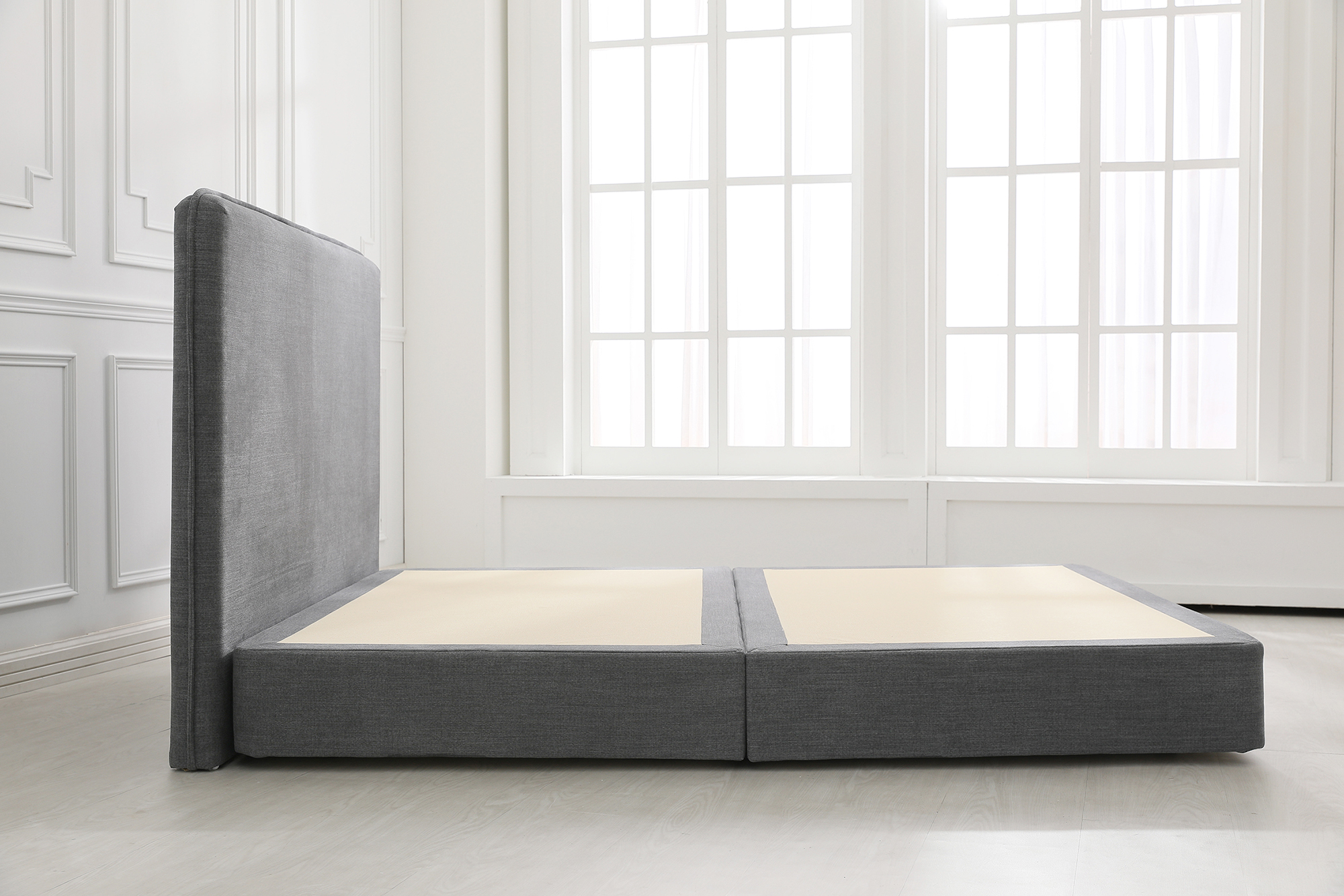 獨立筒床墊適合的床架是平面式床架，有完整平面可以提供床墊支撐，能讓躺感更加升級也可延長床墊壽命。