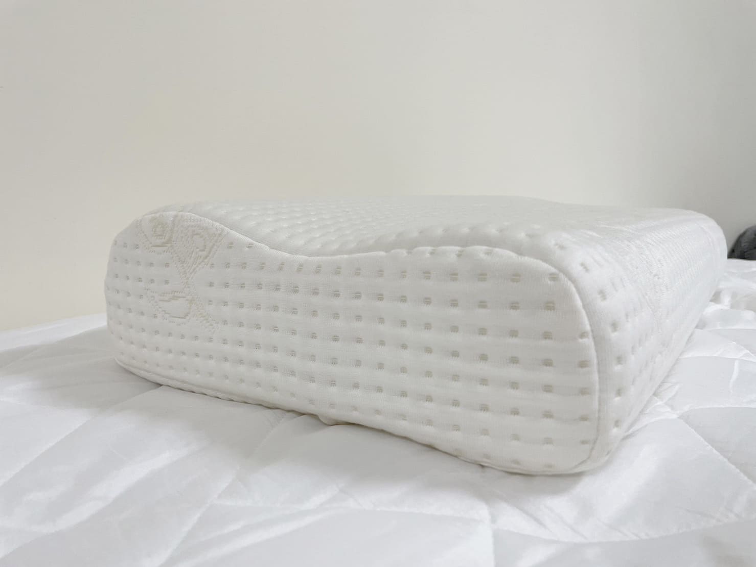 Ｂ型枕又稱為人體工學枕，兩邊高度不同，可依個人習慣與喜好選擇。
