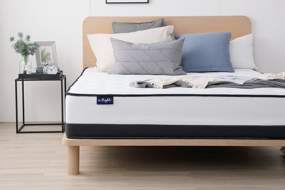 若使用有收納功能的可掀式床頭櫃，在買床之前，需先確認購入的新床高度，避免床墊擋住門片導致床頭櫃不好打開
