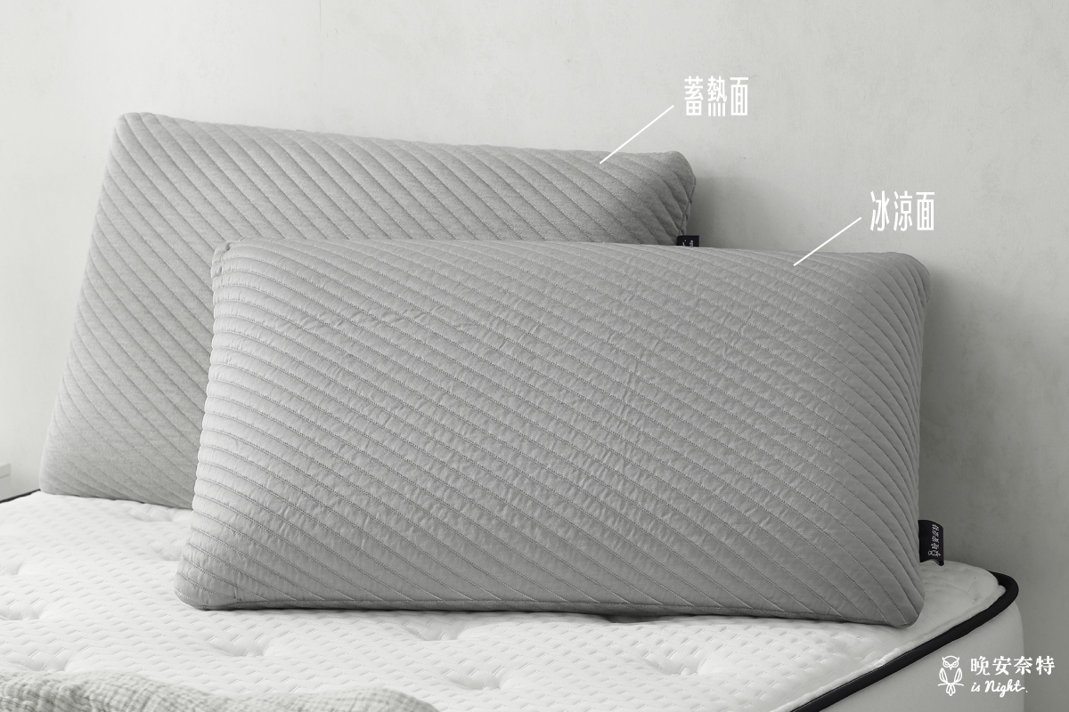 鬆鬆枕的枕芯不需刻意保養，已隨附雙面機能型枕套，一面涼感一面蓄熱，
只要再加一層外枕套，勤加更換即可。